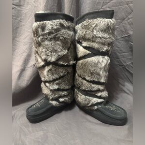 Manitobah Mukluks Beaded Grey Suede & Fur Wrap
Style Boots Size 8 NWT